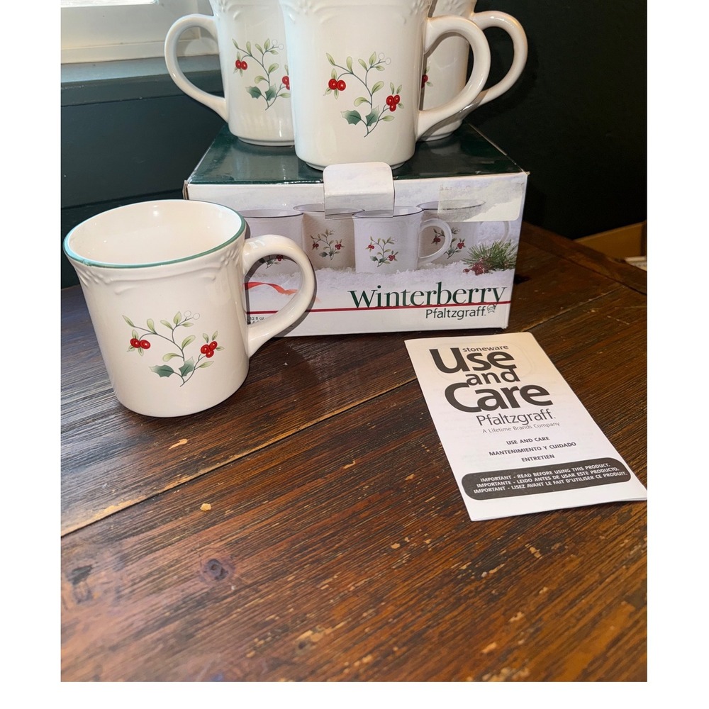 New in box Pfaltzgraff Winterberry 4 Stoneware 13oz Coffee Mugs Holly